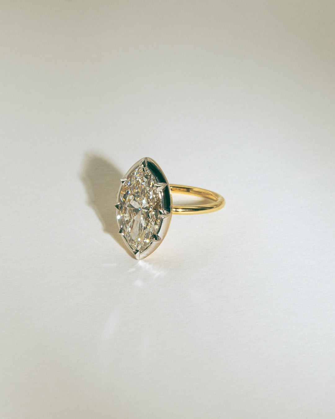 Anello con diamante taglio marquise visto di profilo, oro giallo — Bonnot Paris