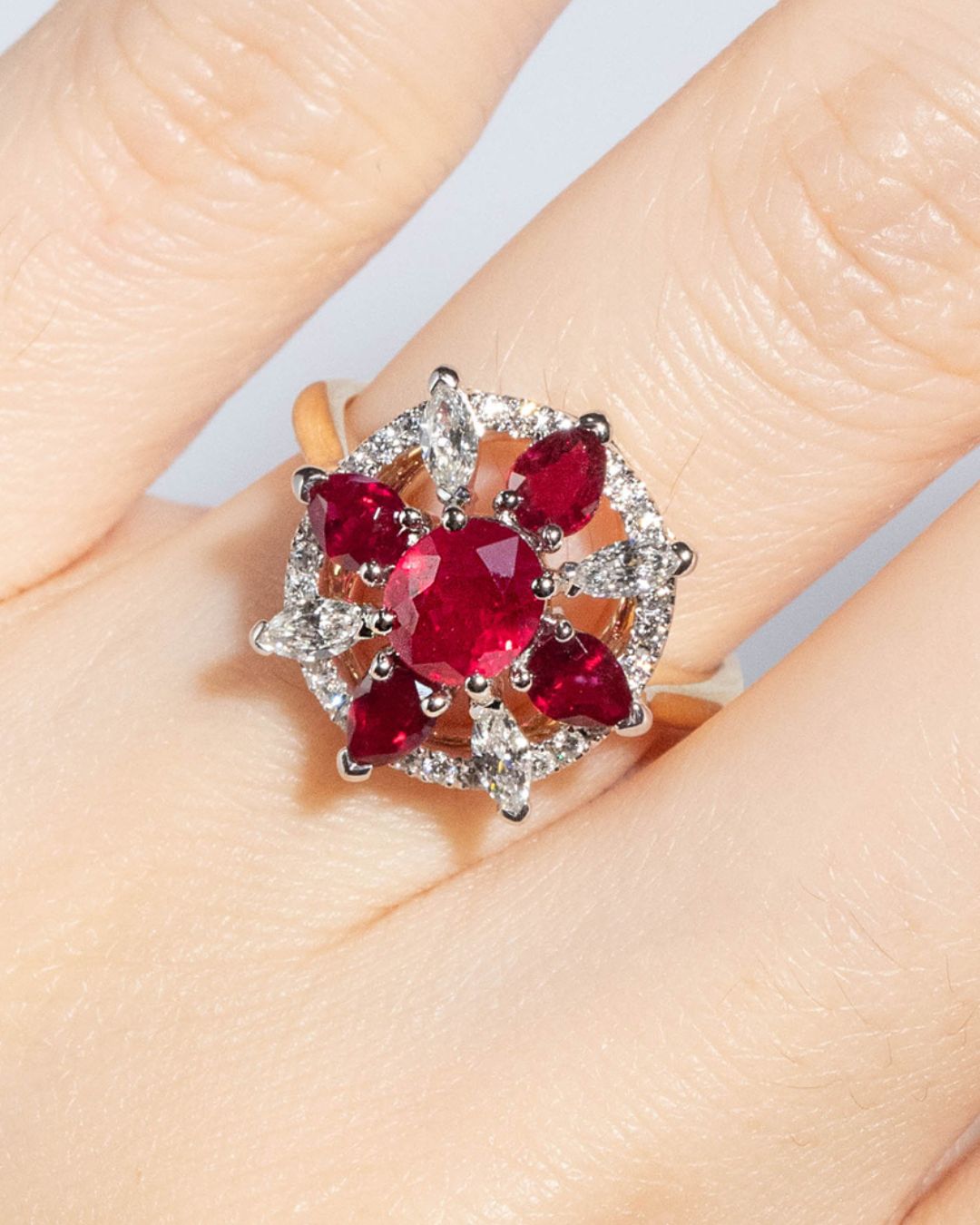 Bague rubis et diamants en platine, portée à l'annulaire — Bonnot Paris