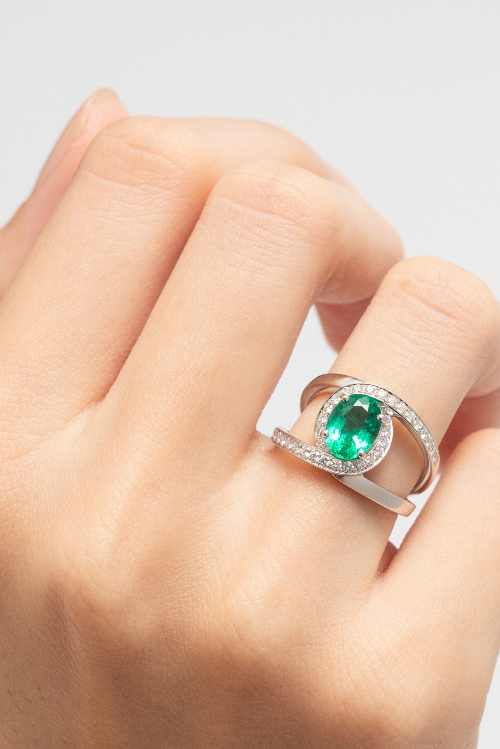 Bague émeraude de Zambie or blanc et diamants