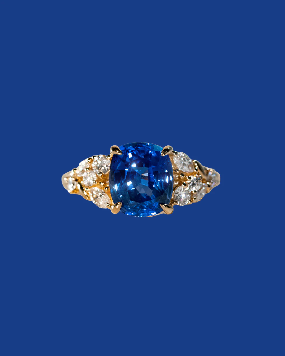 Anillo de compromiso de zafiro azul flanqueado por dos diamantes pera — Bonnot Paris