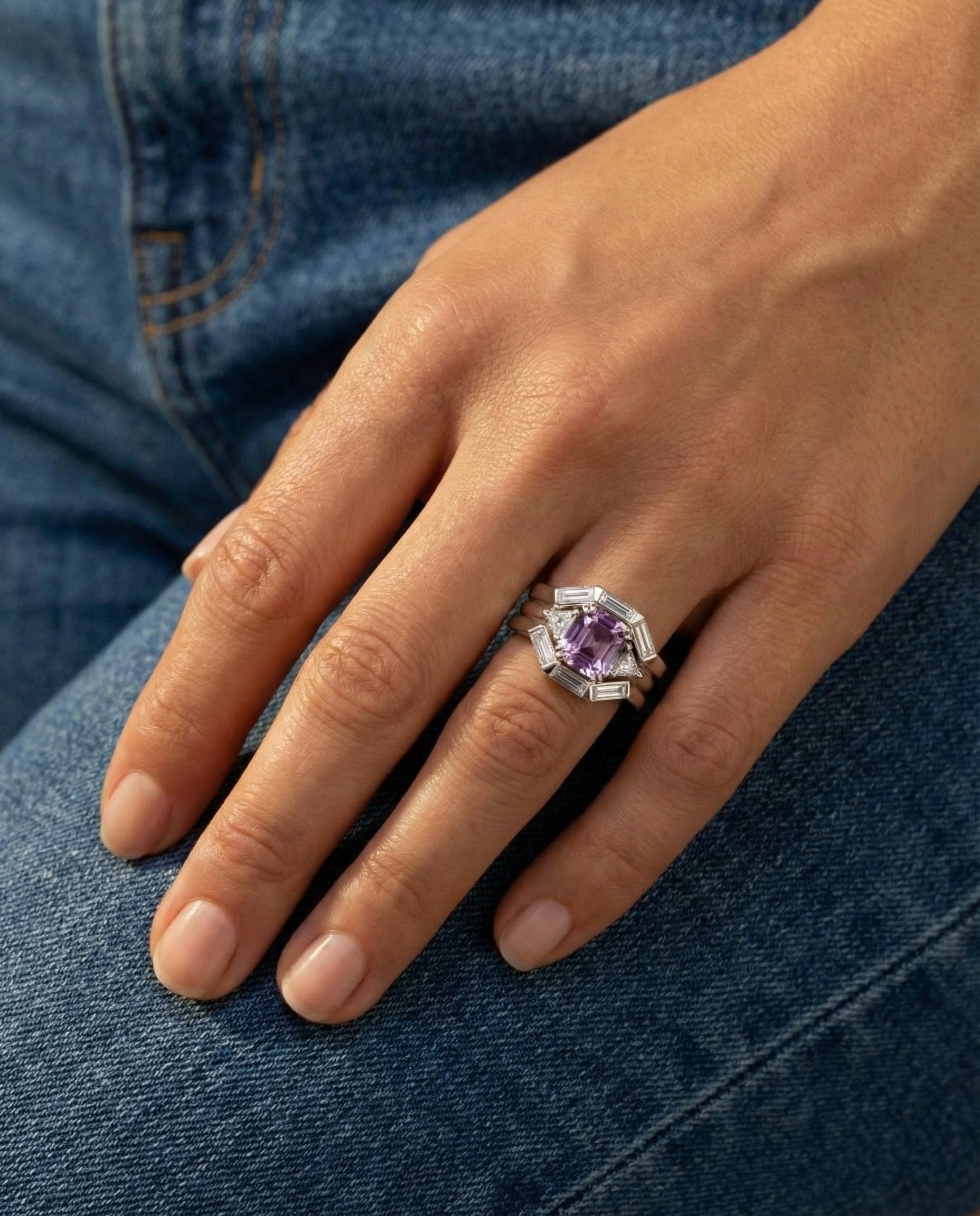 Aliança de casamento com safira violeta