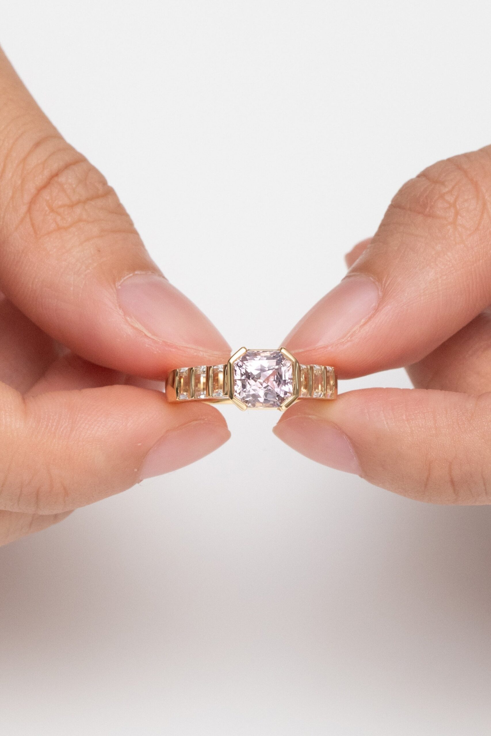 Bague de fiançailles saphir pêche taille émeraude