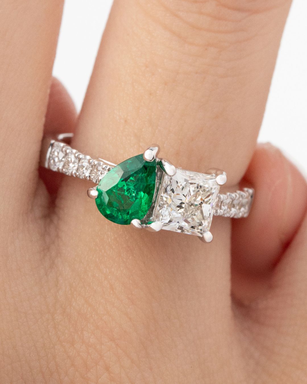 Bague Toi et Moi sertie d'une émeraude et d'un diamant, or blanc, portée à l'annulaire — Bonnot Paris