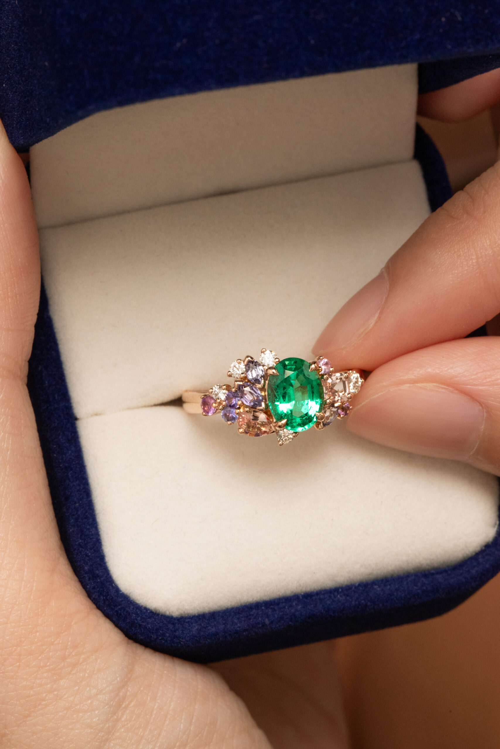 Bague sertie d'une émeraude et de saphirs, présentée dans son écrin — Bonnot Paris