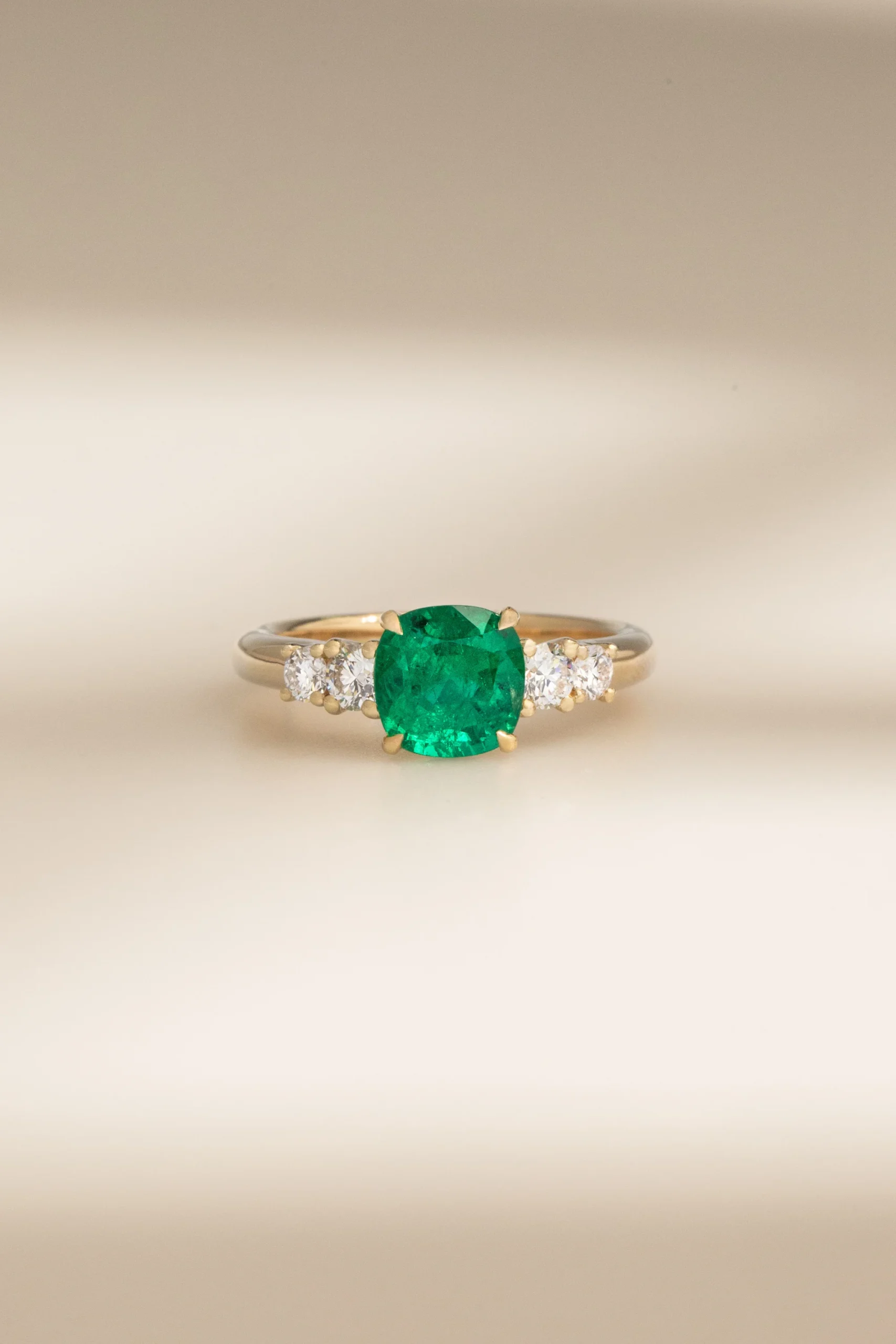 Bague épaulée émeraude et diamants