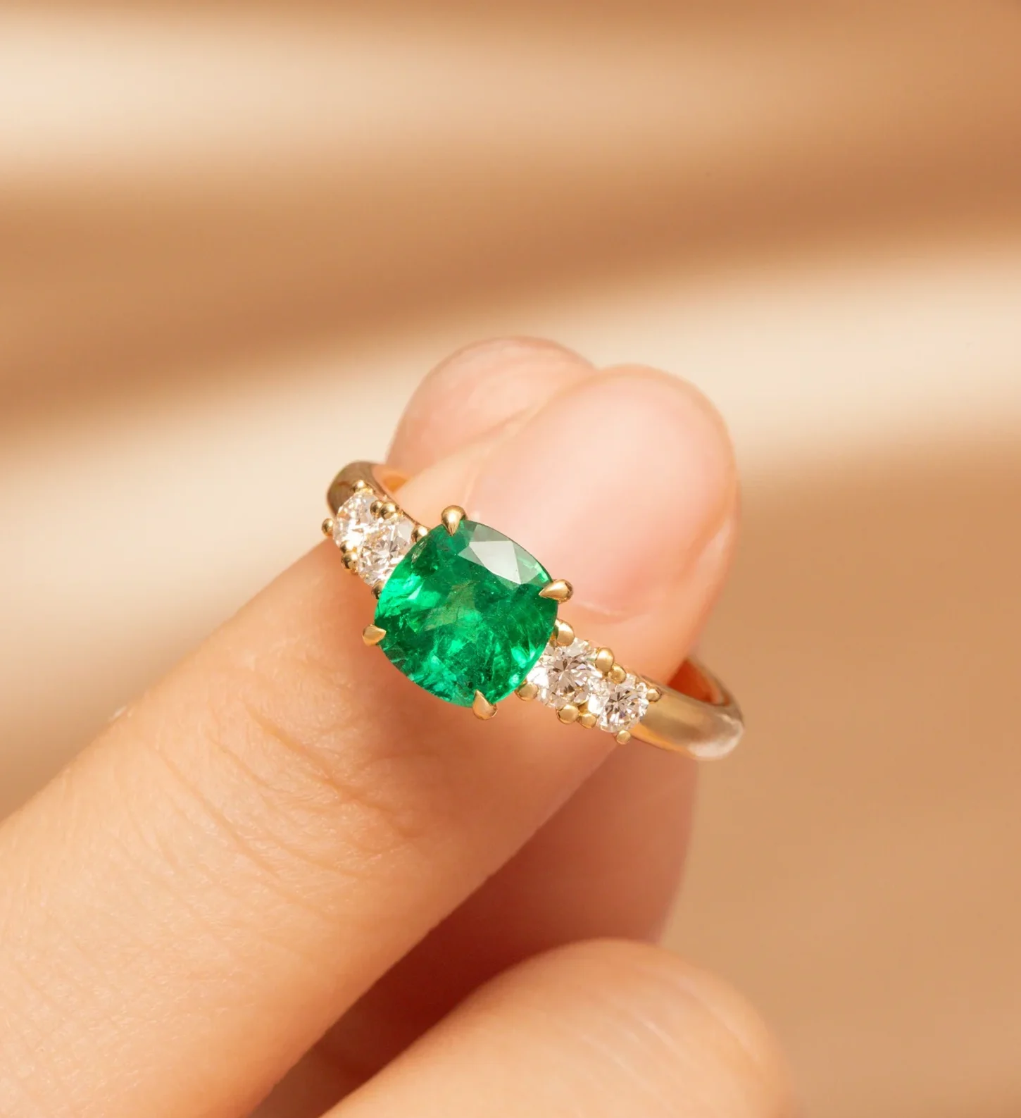 Bague de fiançailles émeraude or jaune Bonnot Paris