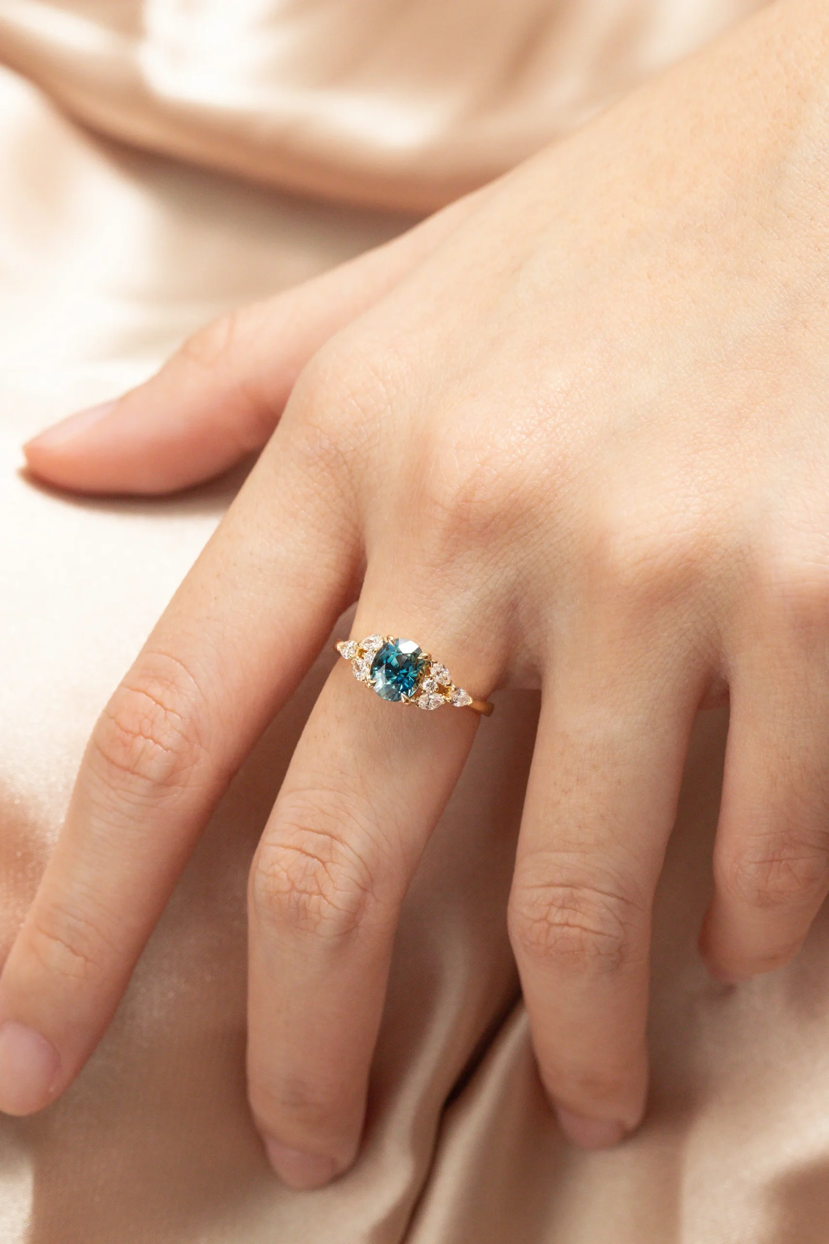 Bague de fiançailles saphir teal ovale non chauffé, diamants en pétales, or jaune — Bonnot Paris