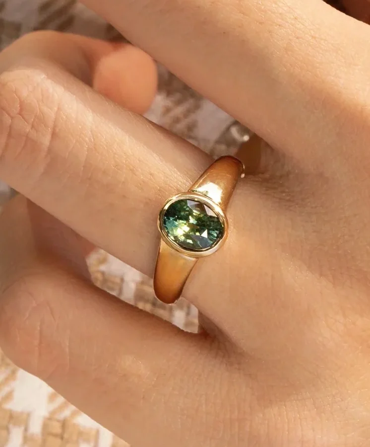 Bague de fiançailles solitaire saphir teal 1,53ct serti clos, or jaune — Bonnot Paris