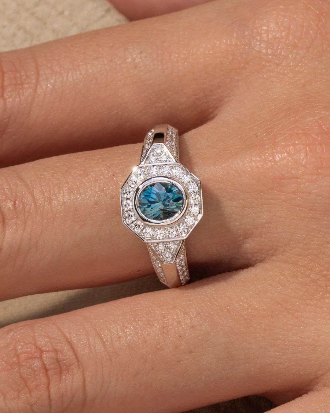 Bague de fiançailles saphir teal 1,07ct, sertissage octogonal art déco, diamants et or blanc — Bonnot Paris