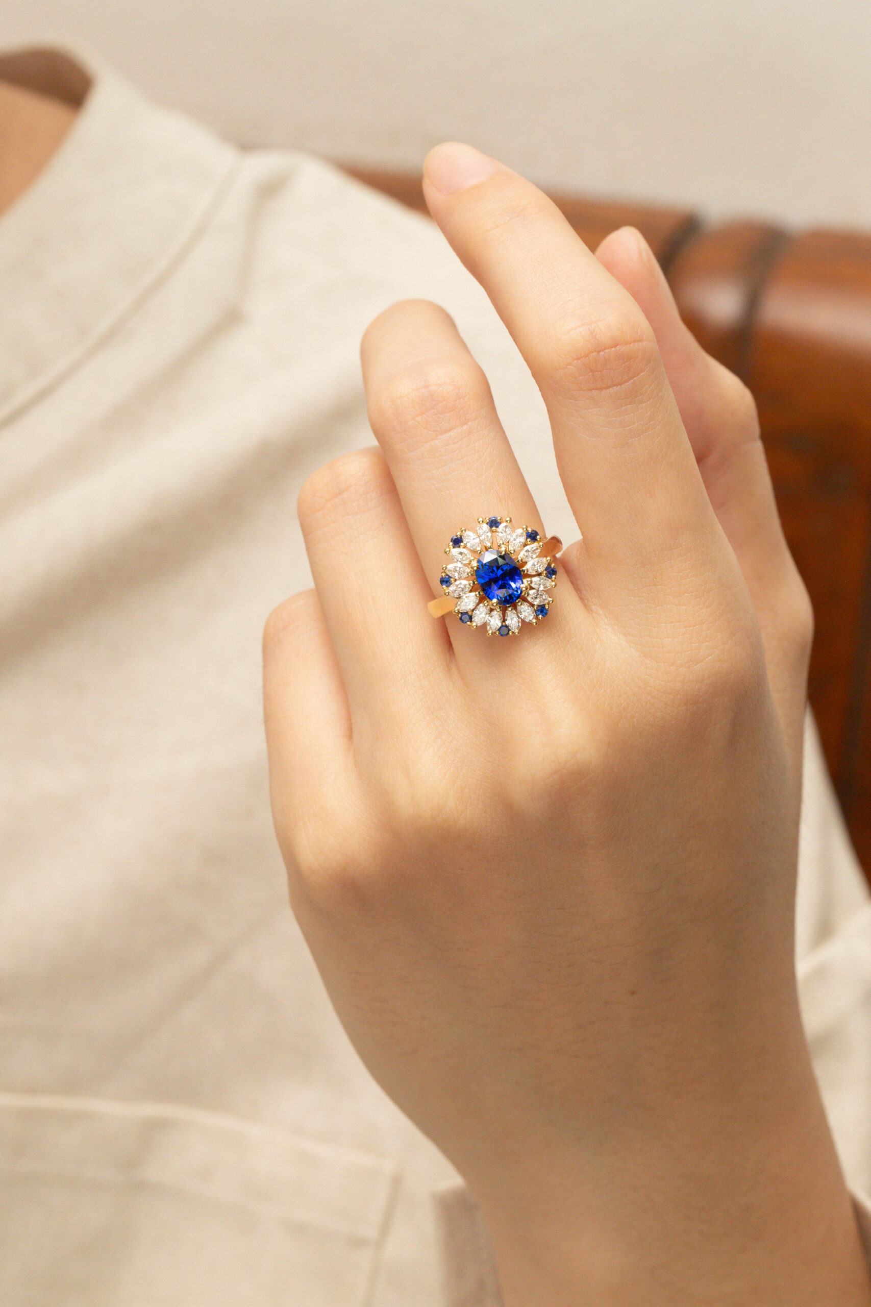 Bague de fiançailles saphir bleu royal 1,72ct, style marguerite, or jaune — Bonnot Paris