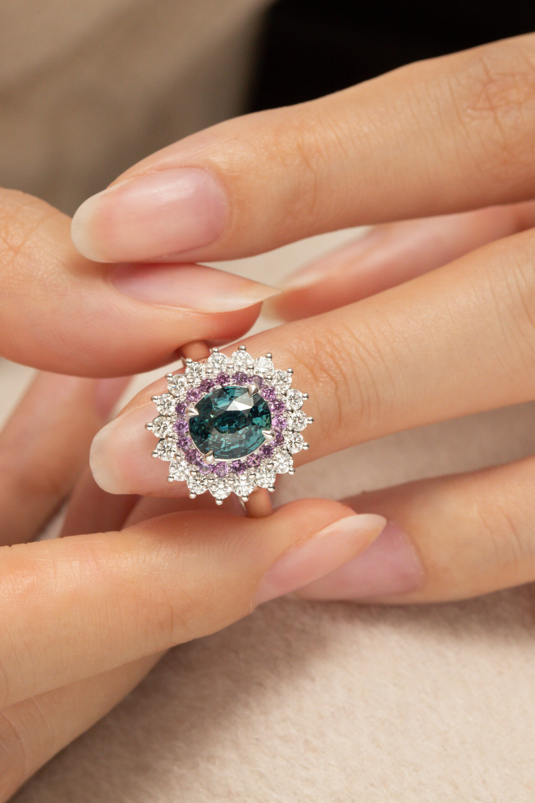 Bague de fiançailles saphir teal 2,03ct, entourage marguerite de diamants et saphirs mauves, or blanc — Bonnot Paris