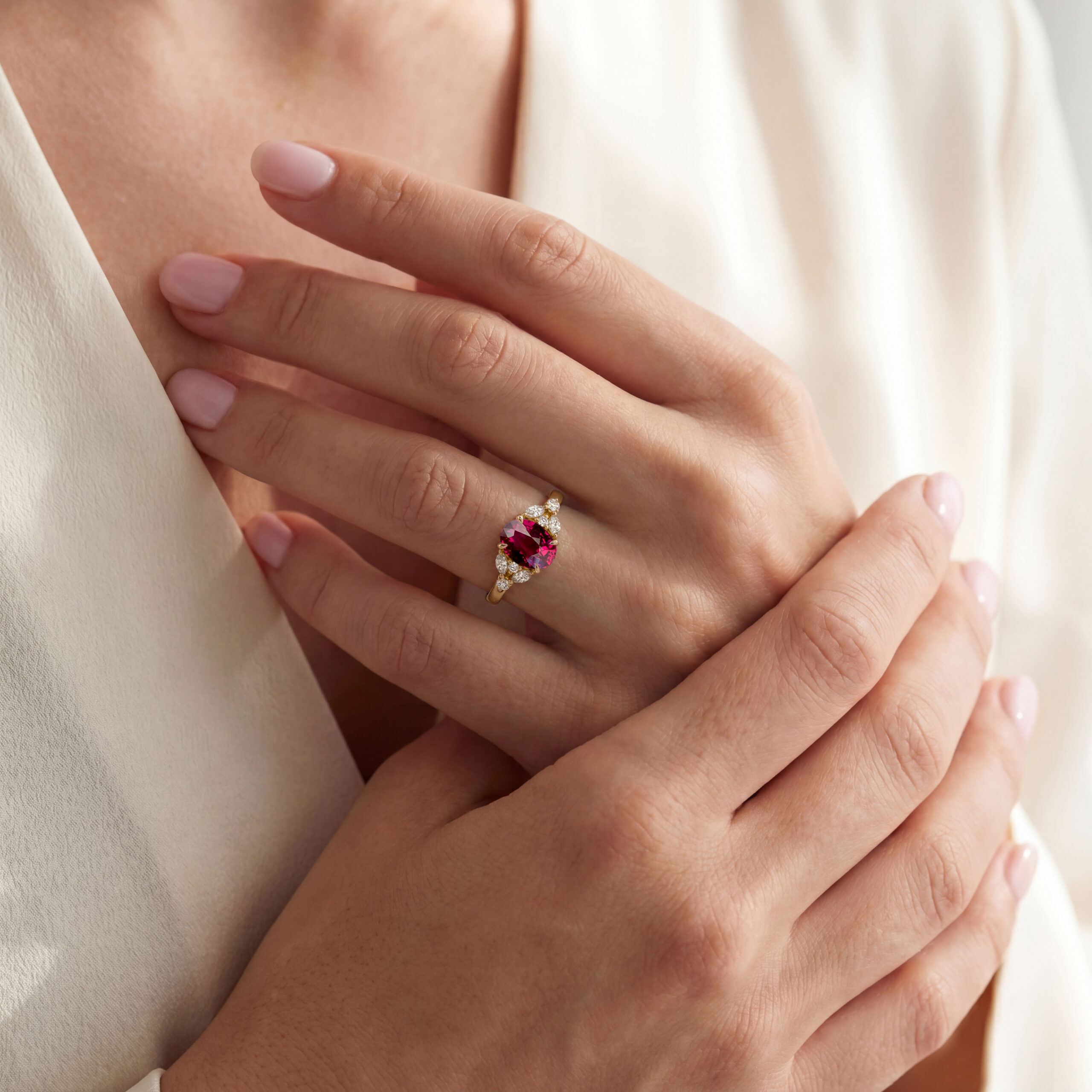 Bague rubis portée à l'annulaire, or jaune et diamants — Bonnot Paris