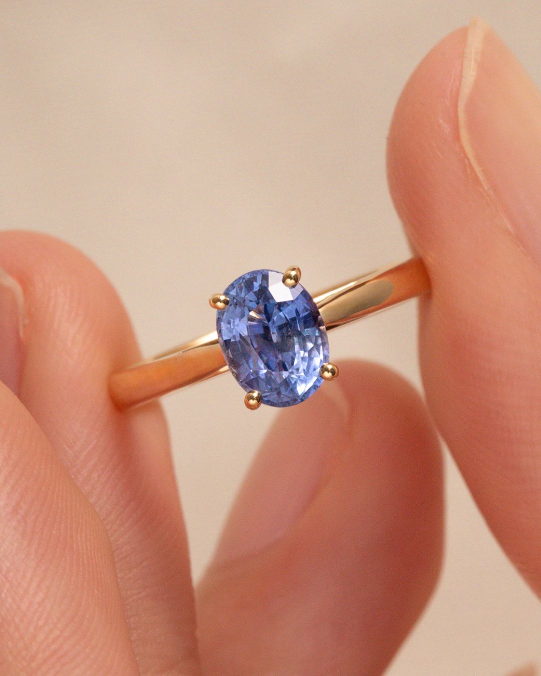 Bague de fiançailles solitaire sertie d'un saphir bleu, création sur mesure — Bonnot Paris