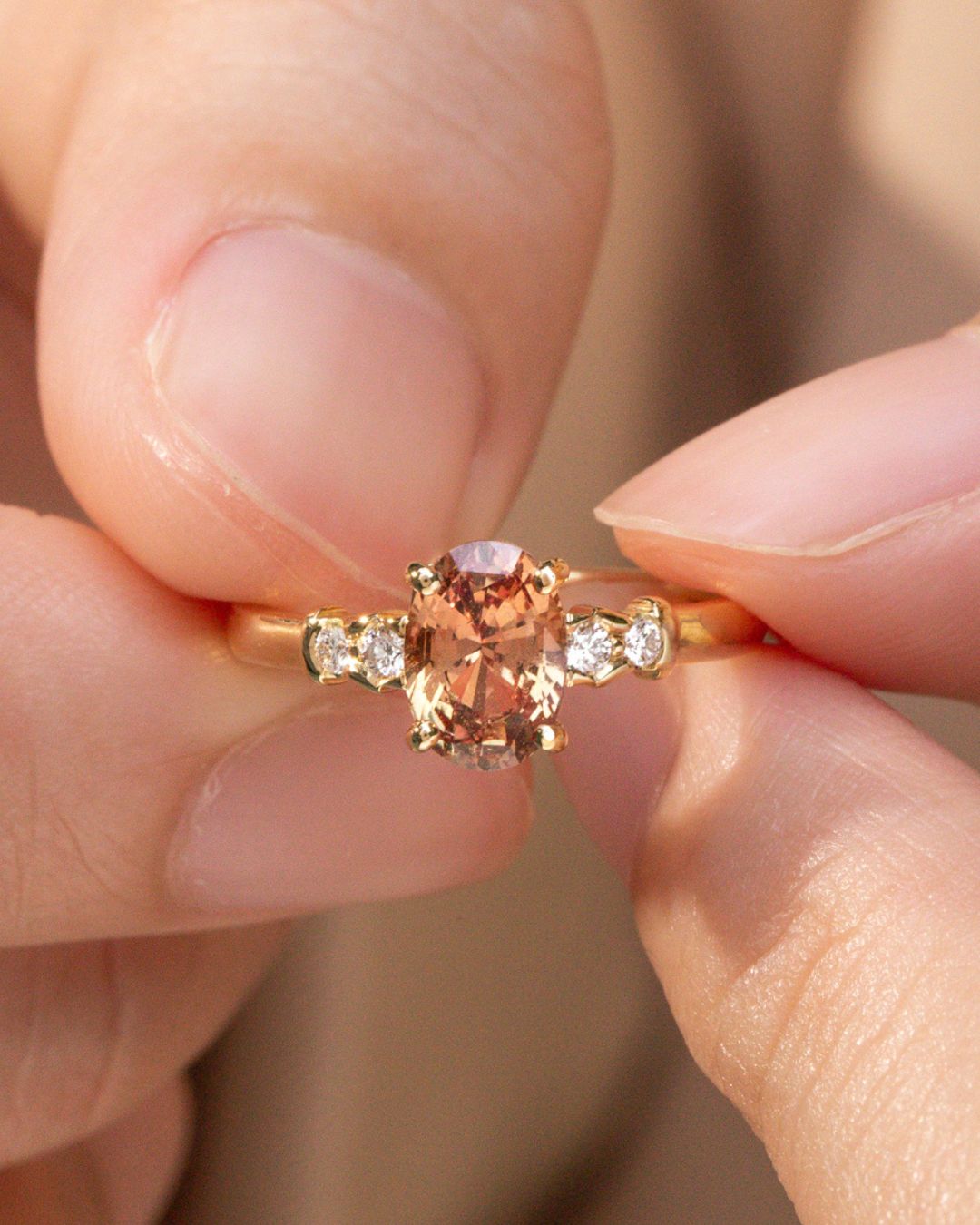 Bague de fiançailles solitaire sertie d'un saphir padparadscha, création sur mesure — Bonnot Paris