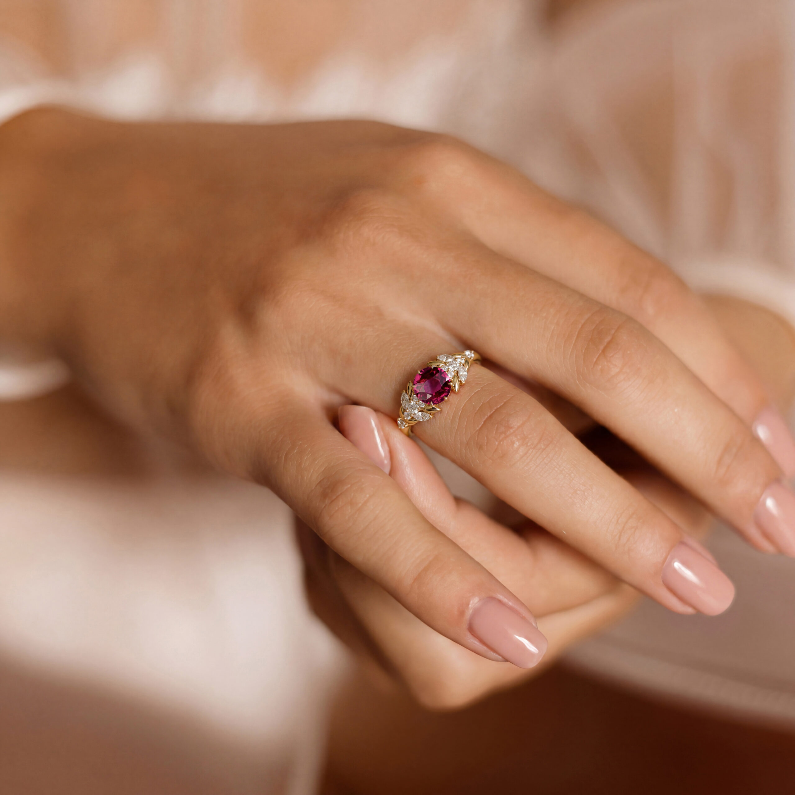 Rubinring am Ringfinger getragen, Gelbgold und Diamanten — Bonnot Paris