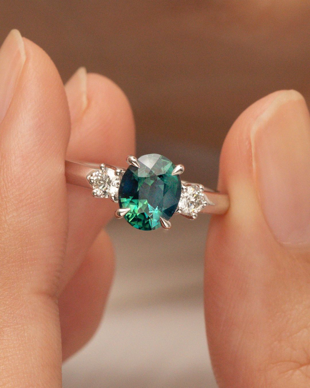 Bague de fiançailles sertie d'un saphir teal non chauffé, création sur mesure — Bonnot Paris