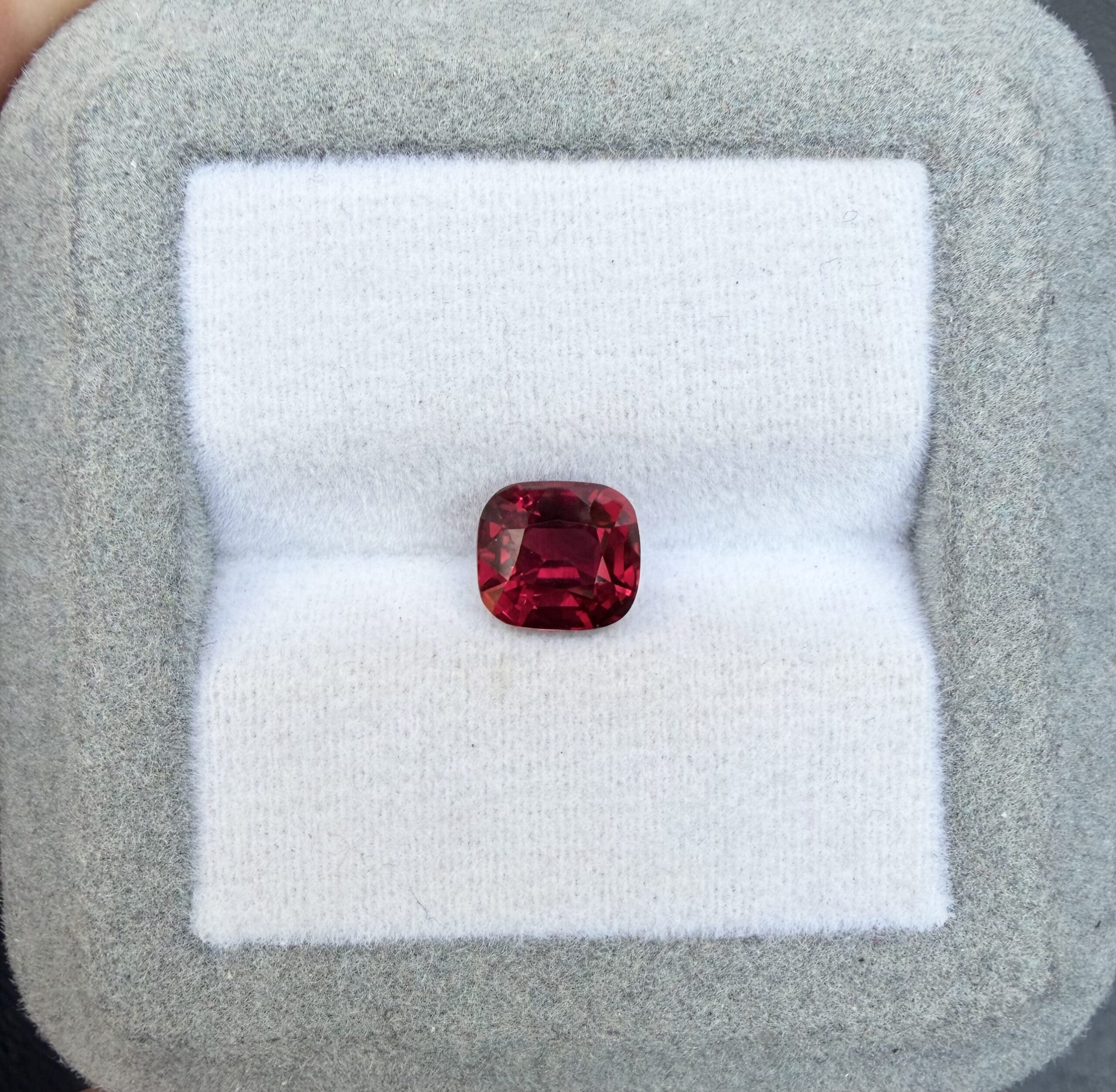 Rubis coussin de 2,04 carats du Mozambique, présenté nu — Bonnot Paris