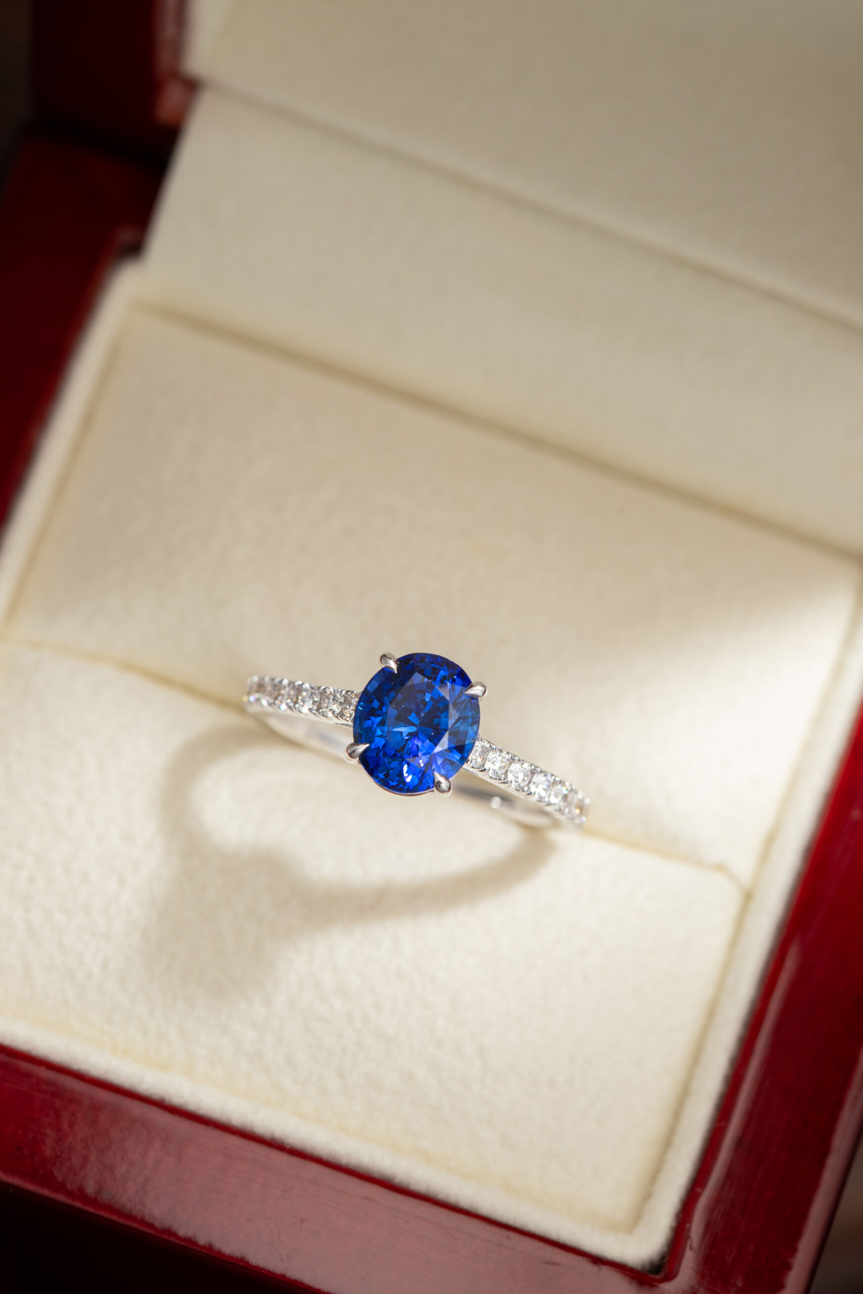 saphir bleu bague de fiancailles bonnot paris pave diamant